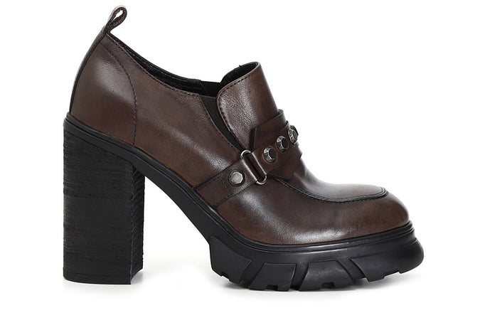 MOCASSINO TACCO ALTO IN PELLE CON PASSANTE E BORCHIE