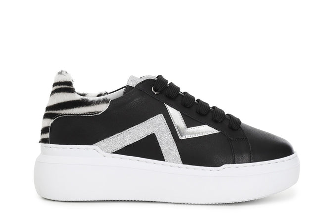 SNEAKERS IN PELLE E DETTAGLIO CAVALLINO