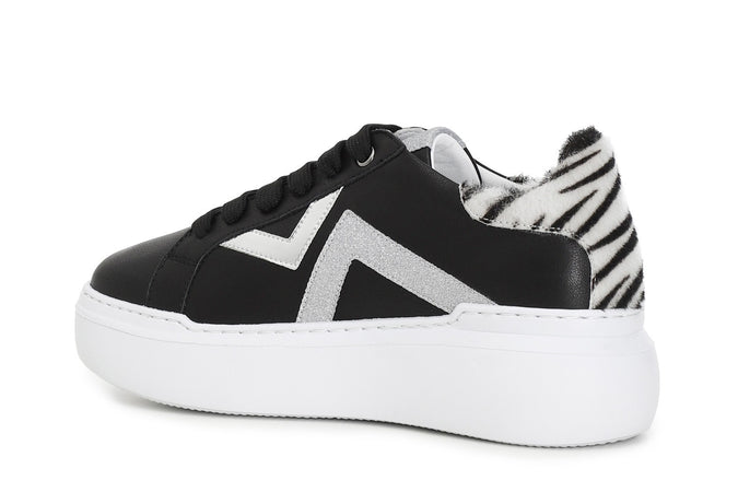 SNEAKERS IN PELLE E DETTAGLIO CAVALLINO