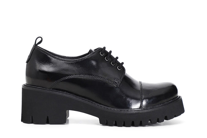 DERBY IN PELLE VERNICIATA