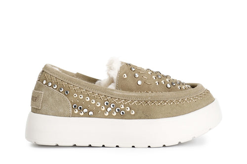 MOCASSINO IN PELLE SCAMOSCIATA CON STRASS BORCHIE E INFILATURE