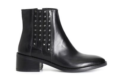 TRONCHETTO IN PELLE CON ELASTICI E BORCHIE