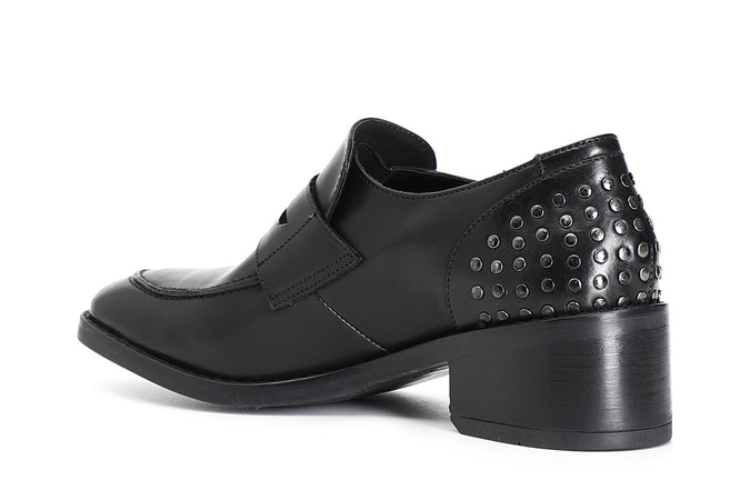 MOCASSINO IN PELLE CON BORCHIE