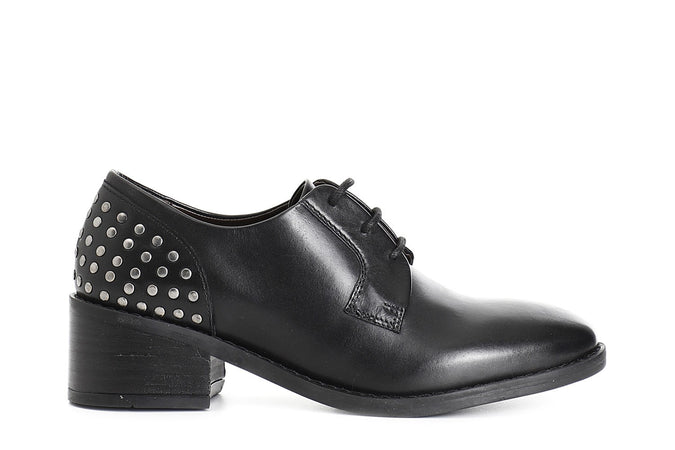 SCARPA ALLACCIATA IN PELLE CON BORCHIE