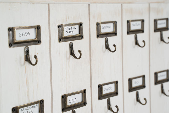 Biscottini Biscottini Bacheca appendichiavi legno bianco decapato 25 ganci ottone 49.5x4x60