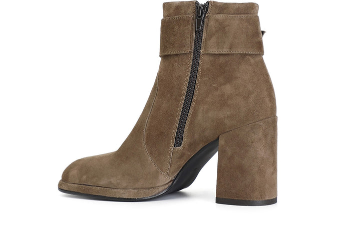 TRONCHETTO IN PELLE SCAMOSCIATA CON FIBBIA