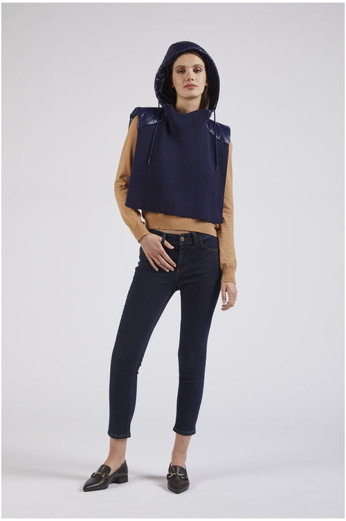 CAPPUCCIO CON DAVANTI IN MAGLIA