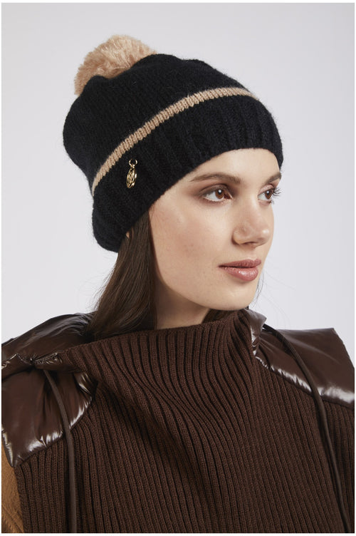 BERRETTO CON PON PON A CONTRASTO