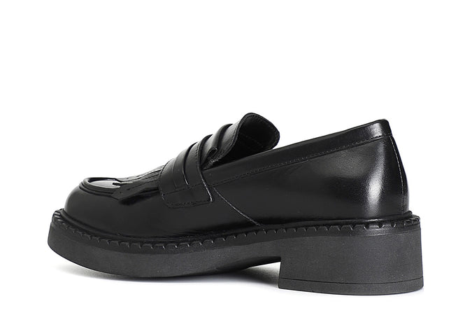 MOCASSINO IN PELLE CON FRANGIA