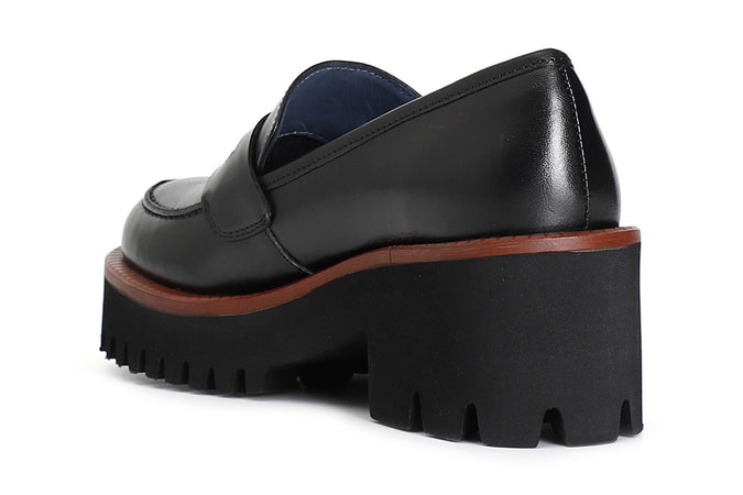 MOCASSINO IN PELLE CON SUOLA NERA E GUARDOLO COLORATO