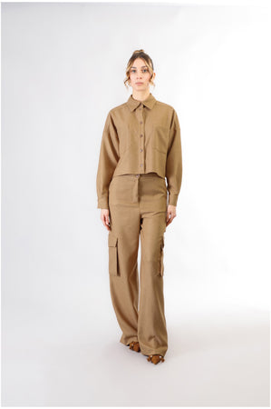 CAMICIA A SCATOLINA CON TASCHE A TOPPA