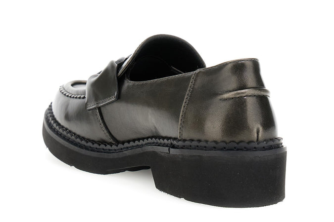 MOCASSINO IN SINTETICO EFFETTO PELLE SPAZZOLATA CON ACCESSORIO