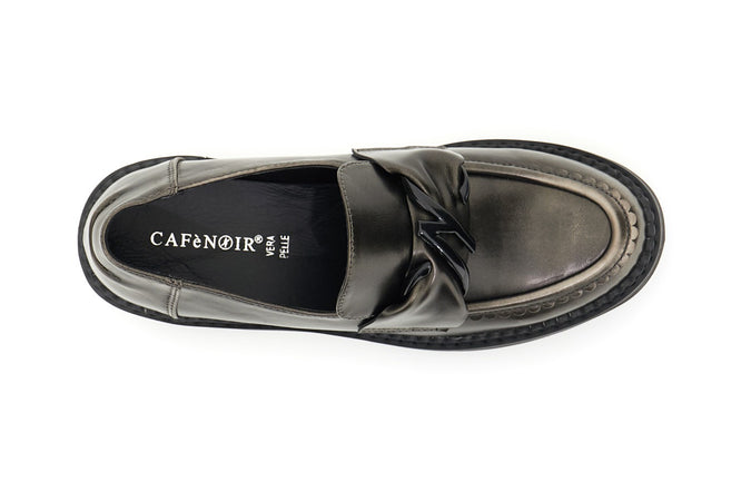 MOCASSINO IN SINTETICO EFFETTO PELLE SPAZZOLATA CON ACCESSORIO