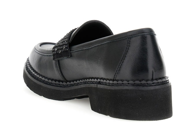 MOCASSINO IN SINTETICO EFFETTO PELLE CON PASSANTE STRASS E BORCHIE