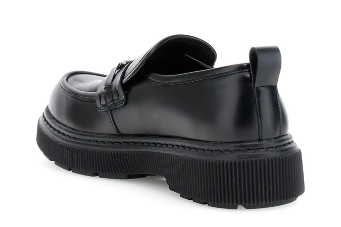 MOCASSINO IN SINTETICO EFFETTO PELLE ABRASIVATA CON ACCESSORIO PERSONALIZZATO