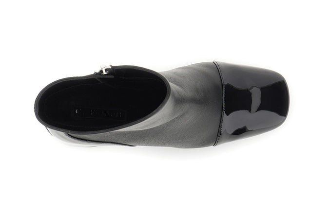 TRONCHETTO IN PELLE CON RIPORTI EFFETTOVERNICE