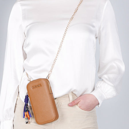 PORTACELLULARE IN SINTETICO EFFETTO SAFFIANO CON LOGO E CHARMS MULTICOLOR