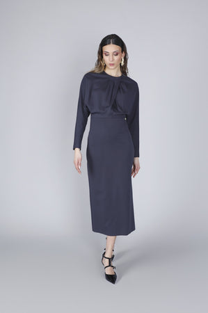 ABITO CON PIEGHE ALLO SCOLLO