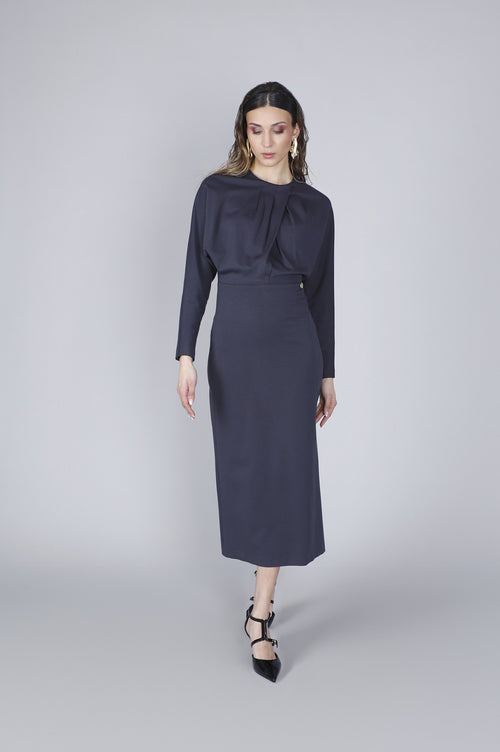 ABITO CON PIEGHE ALLO SCOLLO