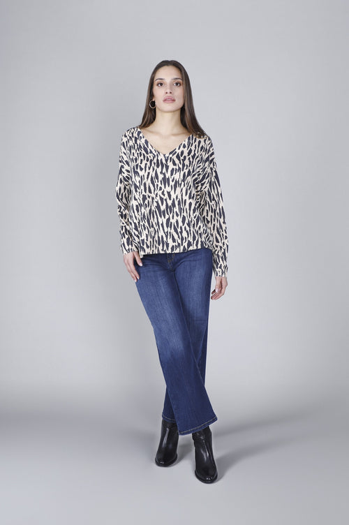 MAGLIA STAMPATA CON SCOLLATURA A V