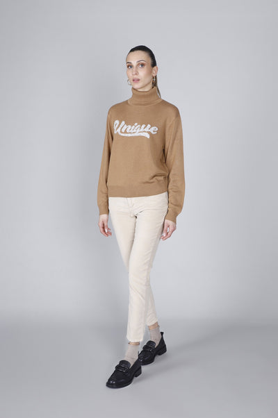 MAGLIA COLLO ALTO CON SCRITTA RICAMATA