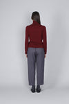 MAGLIA COLLO ALTO CON BOTTONI ALLE MANICHE
