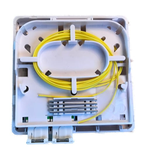 Scatola FTTH Indoor IP20 4 x SC o LC Duplex 80x80 con Passacavo Versione a Crimpare
