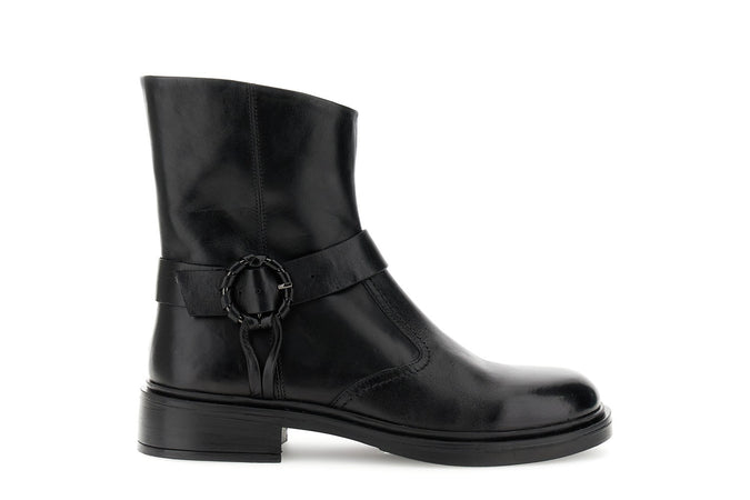 TRONCHETTO IN PELLE CON FIBBIA FASCIATA