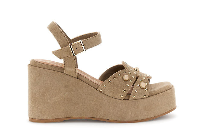 SANDALO GILDA IN PELLE SCAMOSCIATA SU ZEPPA CON BORCHIE E CABOCHON