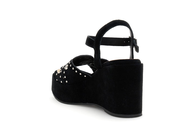 SANDALO GILDA IN PELLE SCAMOSCIATA SU ZEPPA CON BORCHIE E CABOCHON