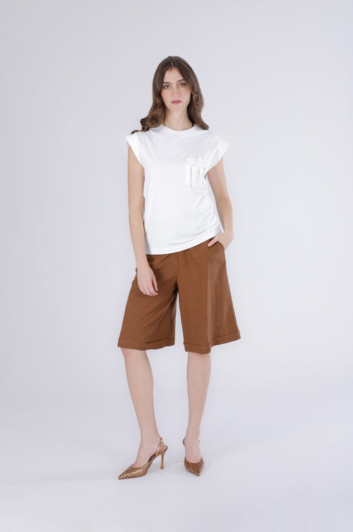 T SHIRT CON APPLICAZIONI DI FIORI SUL TASCHINO
