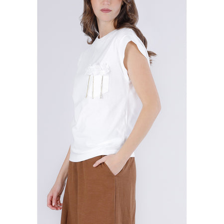 T SHIRT CON APPLICAZIONI DI FIORI SUL TASCHINO