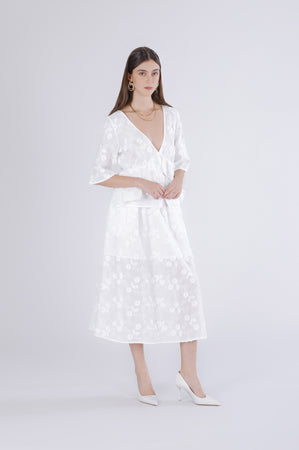 BLUSA CON MACICHE CORTE E BALZA IN MUSSOLA DI COTONE RICAMATA