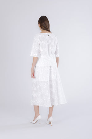 BLUSA CON MACICHE CORTE E BALZA IN MUSSOLA DI COTONE RICAMATA