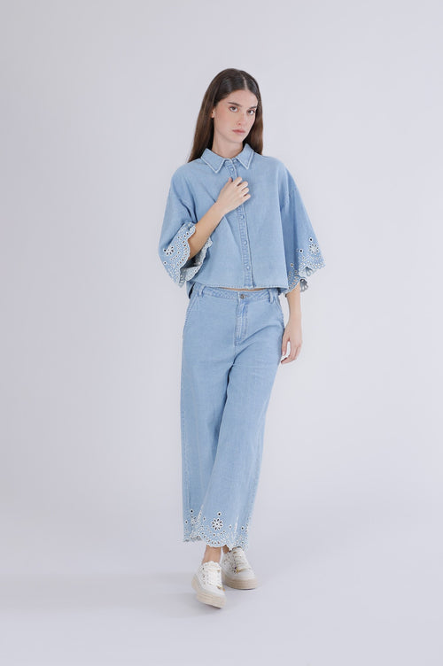 CAMICIA CROOPPED IN JEANS CON RICAMO ALLE MANICHE