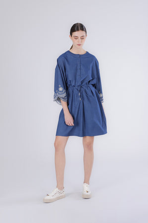 ABITO IN TENCEL DENIM CON RICAMO ALLE MANICHE