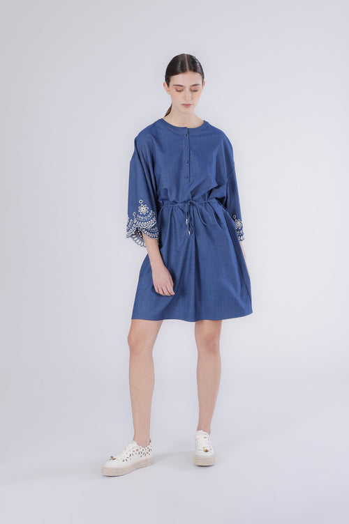ABITO IN TENCEL DENIM CON RICAMO ALLE MANICHE