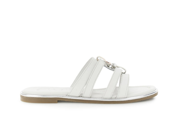 CIABATTA IN PELLE CON ACCESSORIO SMALTATO