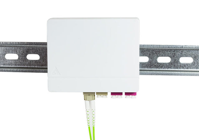 Scatola di connessione indoor FTTH per 4 fibre, 4 adattatori, per guida DIN