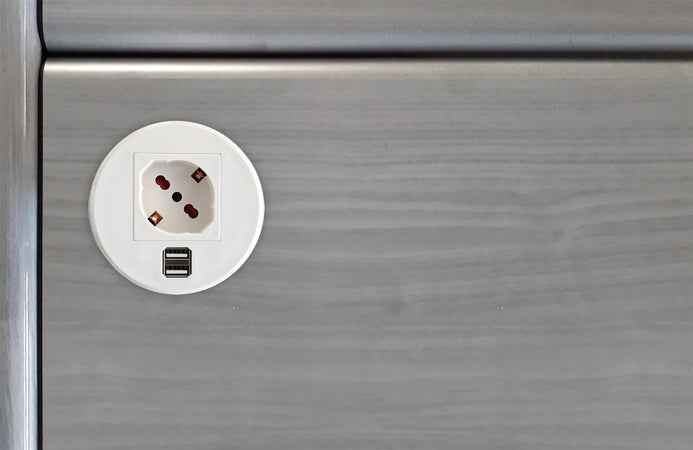 Presa da Scrivania ad Incasso con 2 Prese USB