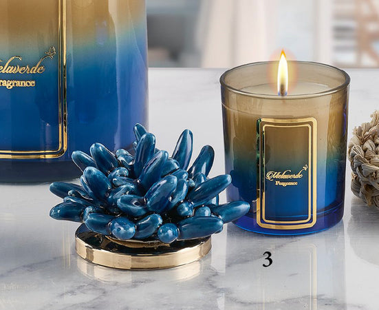 Candela media in ceramica bicolore blu anemone Melaverde Linea Tropicana da 200gr, decorata a mano, con scatola regalo raffinata.