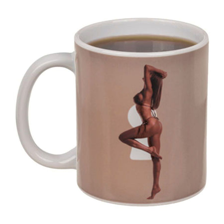 Tazza in gres termoreattivo con il calore della bevanda mostra una stripper donna modella spogliarellista