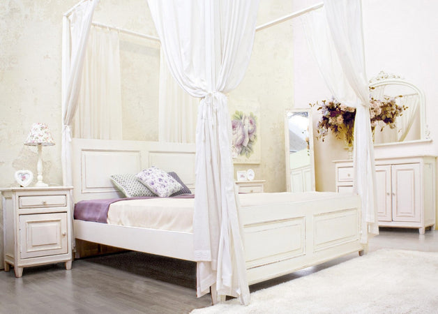 Letto a due posti "Colette" con tende, struttura in legno di mango, stile moderno