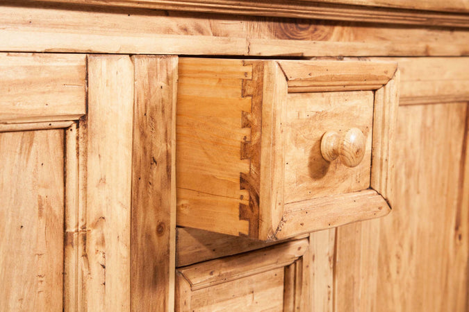 Biscottini Credenza Country in legno massello di tiglio finitura naturale L135xPR45xH92 cm. Made in Italy