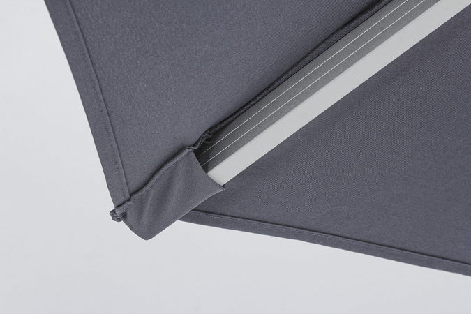Ombrellone "Vienna" con struttura in alluminio con telo scuro e camino antivento