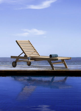 Lettino "Maryland" con ruote rivestite in gomma, in legno di Teak, schienale reclinabile a 4 posizioni