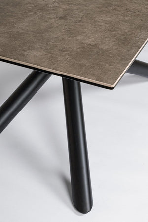 Tavolo Seyfert con struttura in acciaio, piano in ceramica e supporto in vetro