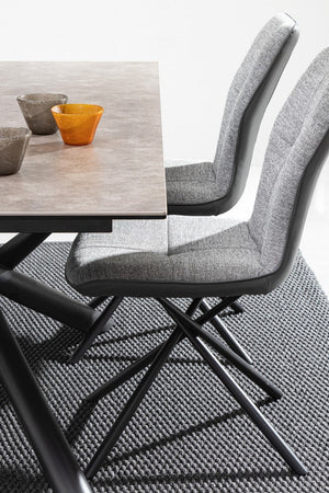Tavolo Seyfert con struttura in acciaio, piano in ceramica e supporto in vetro