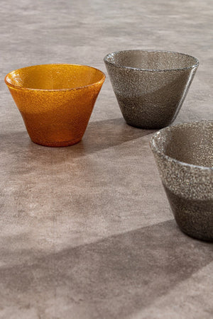 Tavolo Seyfert con struttura in acciaio, piano in ceramica e supporto in vetro