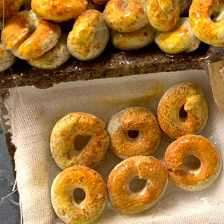 Pastore con ciambelle statuetta in terracotta artigianale per presepe napoletano